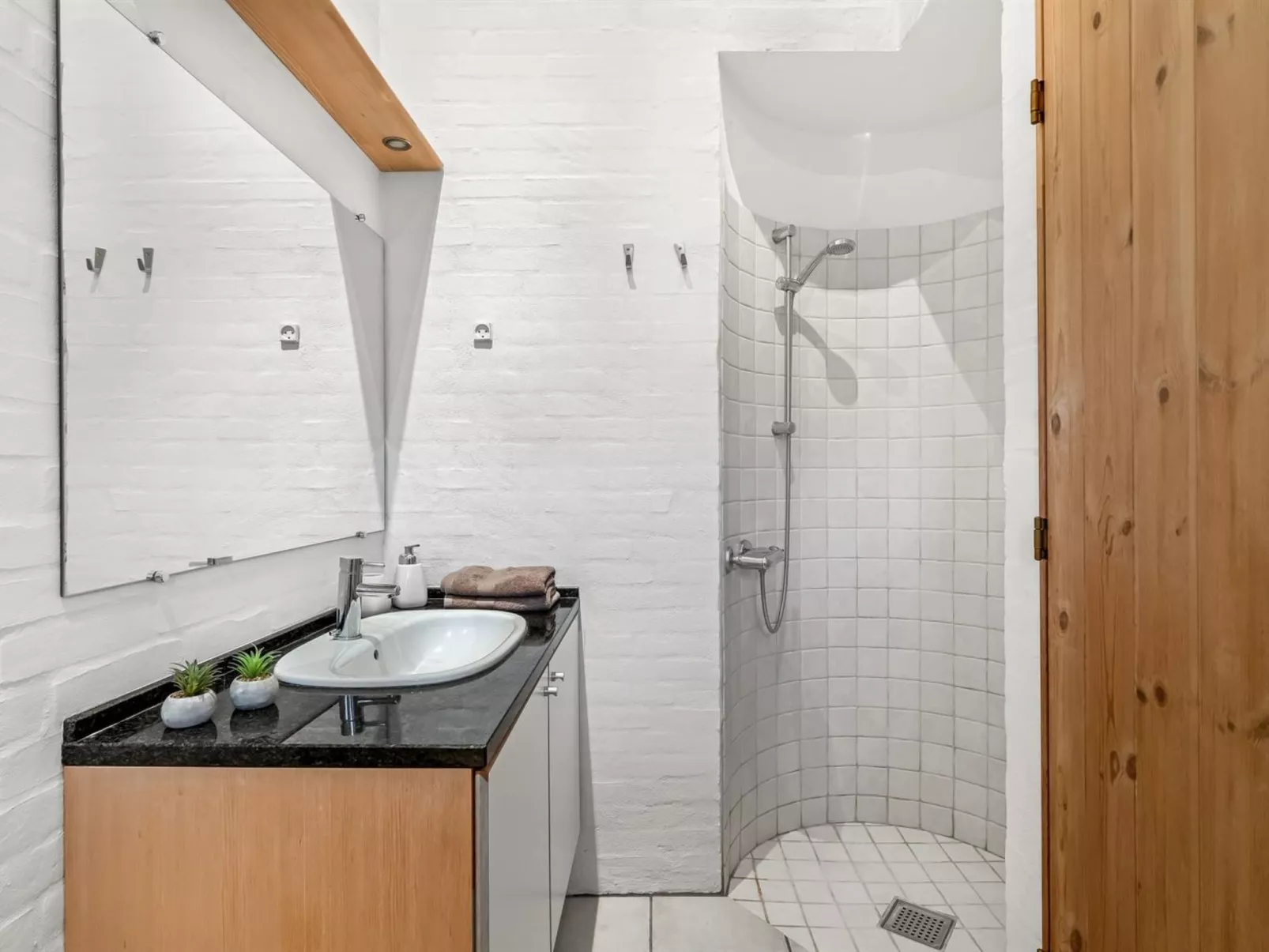 "Takenya" - 350m to the fjord-Inside