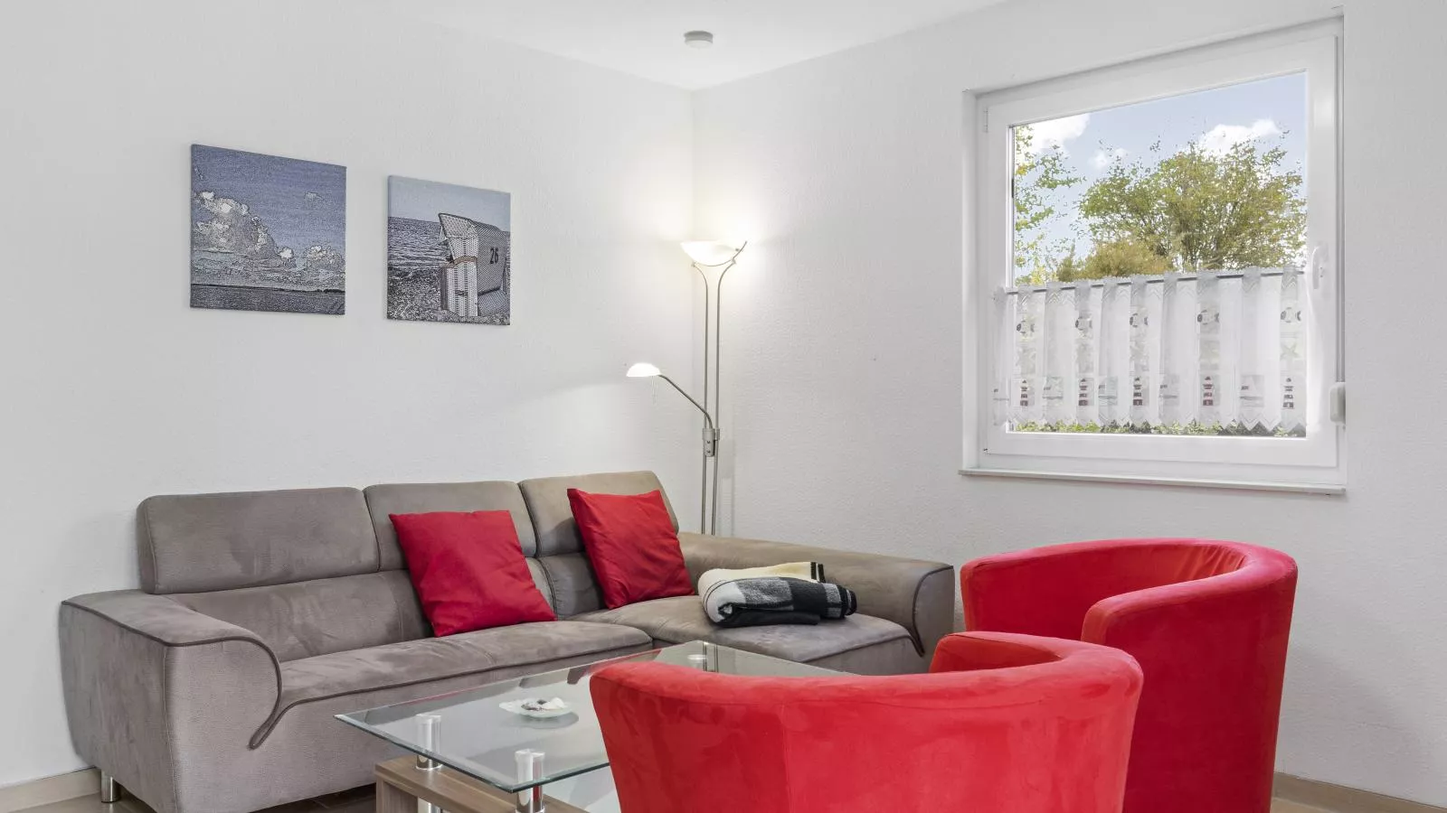 Stranddistel links mit Sauna-Wohnzimmer