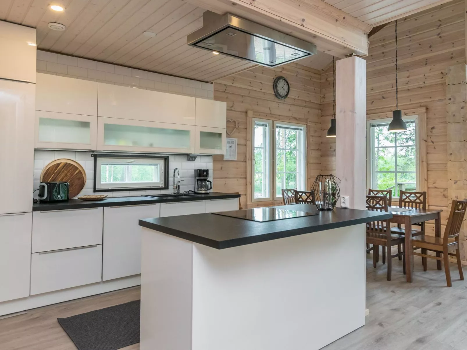 Apilan rauha-Drinnen