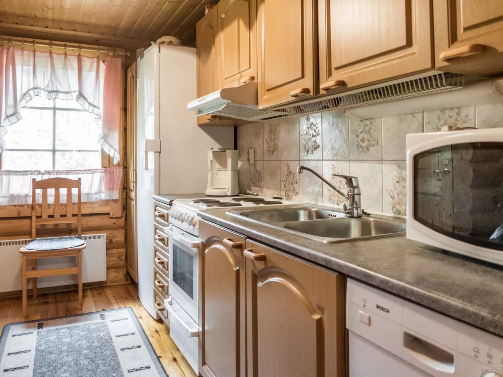 Huotarin mökki-Inside