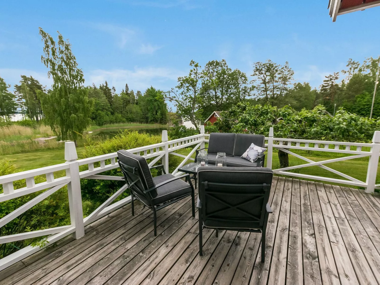 Lilla nennebo-Dedans