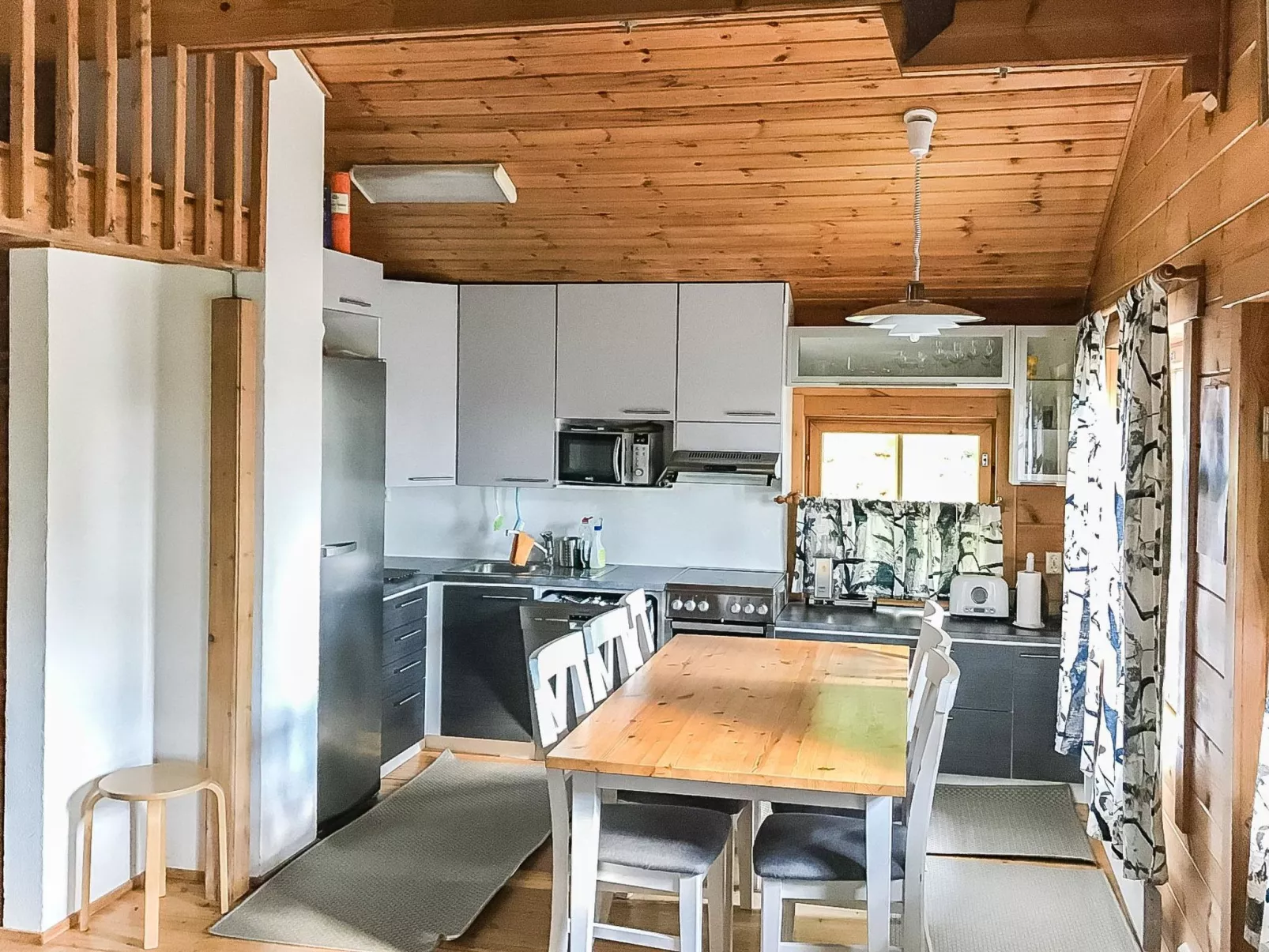 Hyrynpirtti mökki-Dedans