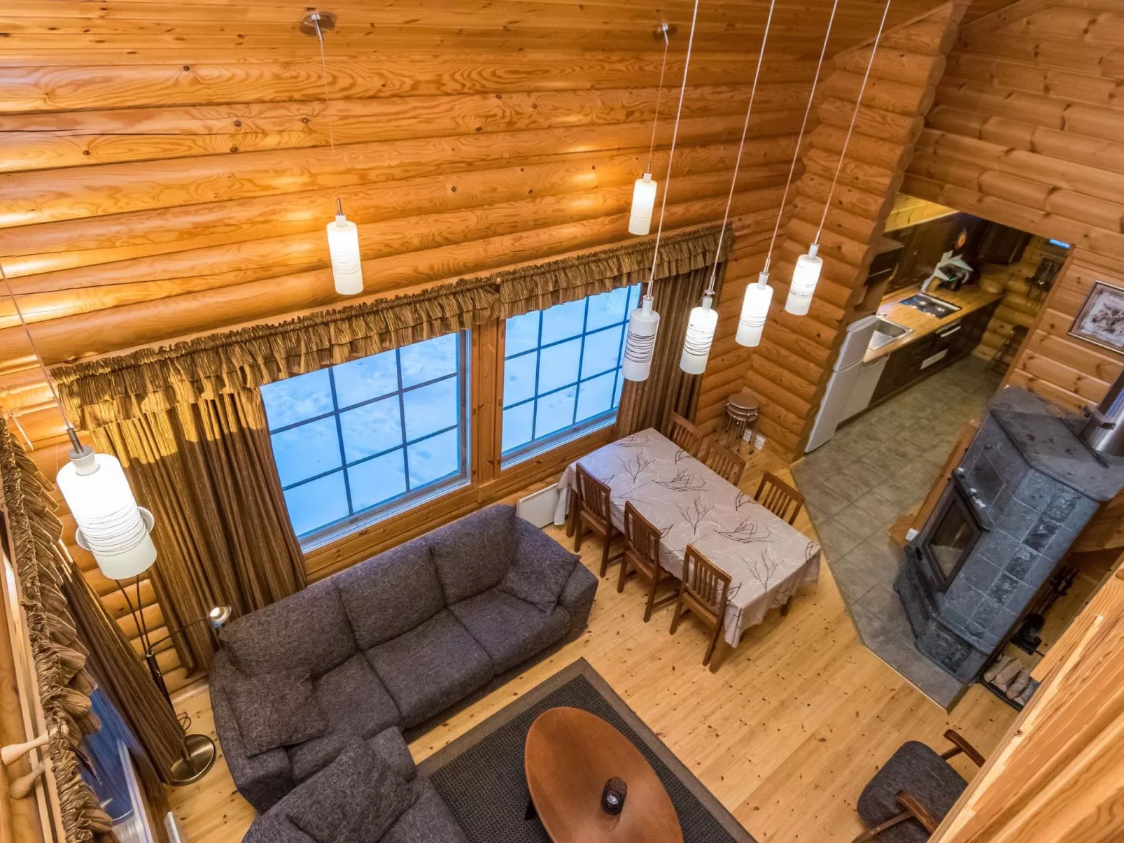 Hiisi mökki-Drinnen