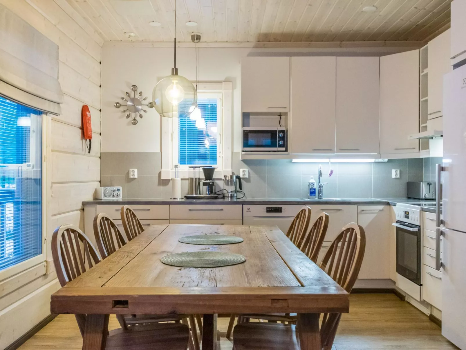 Sinisen tien helmi-Drinnen