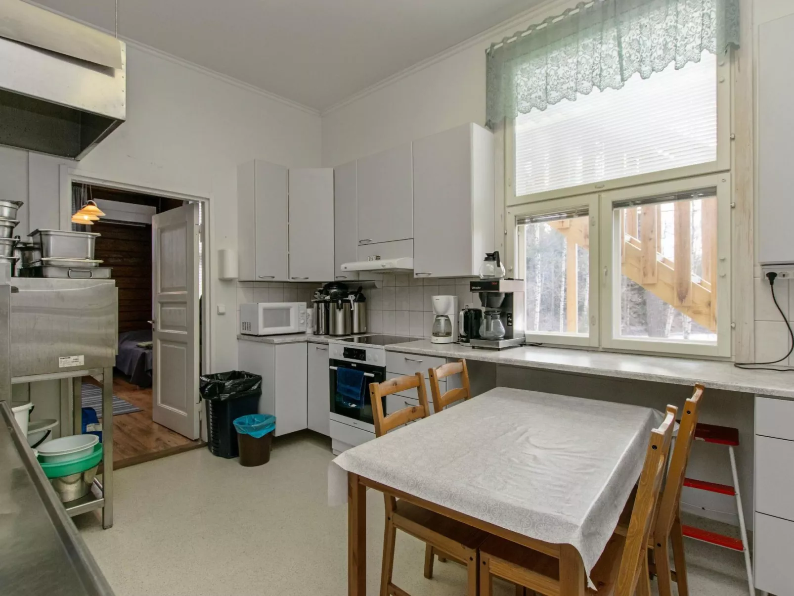 Kaislajärven huvila-Drinnen