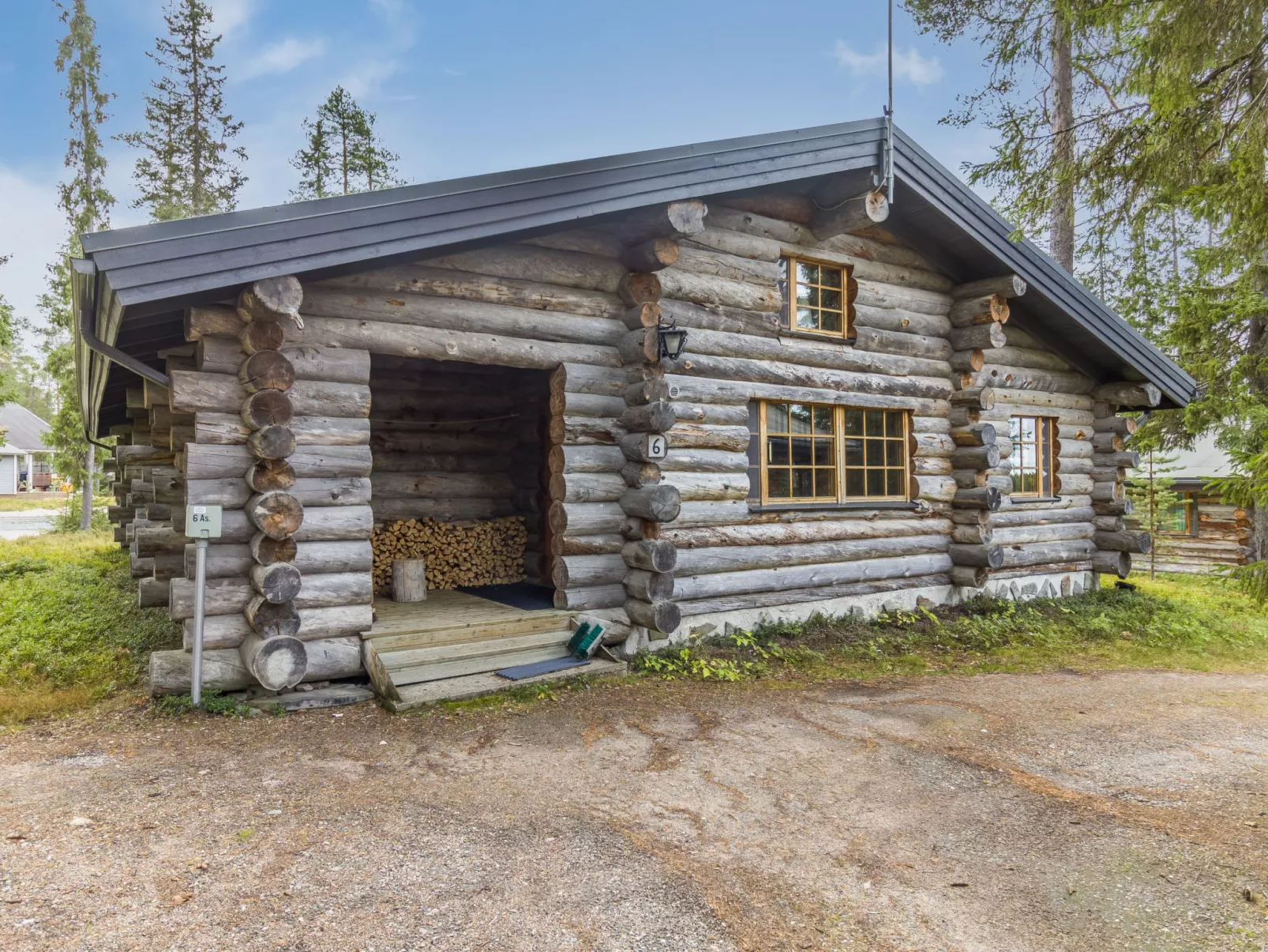 Kuusi-ruka 6-Drinnen