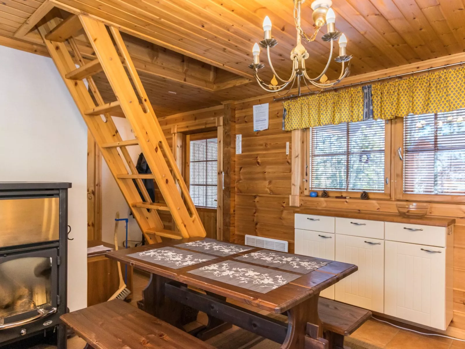 Puolen hehtaarin metsä-Inside