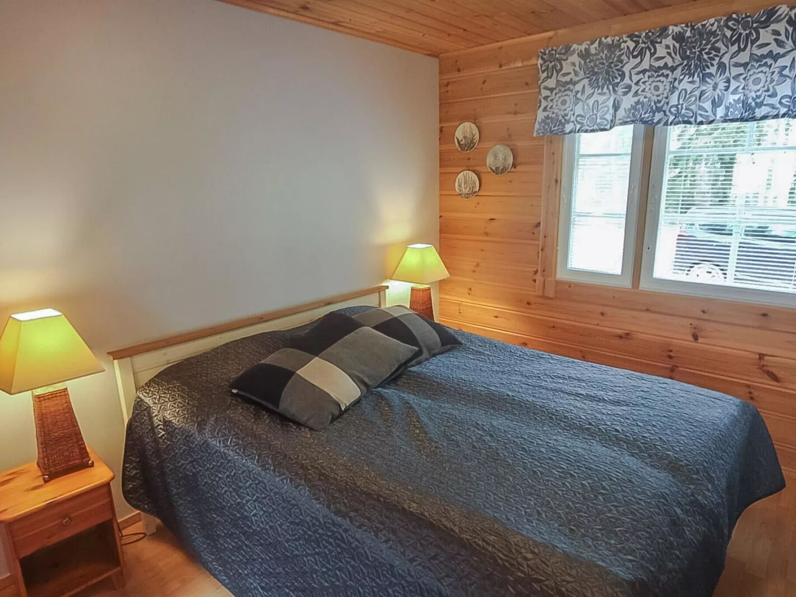 Aallotar kuiskaus-Drinnen