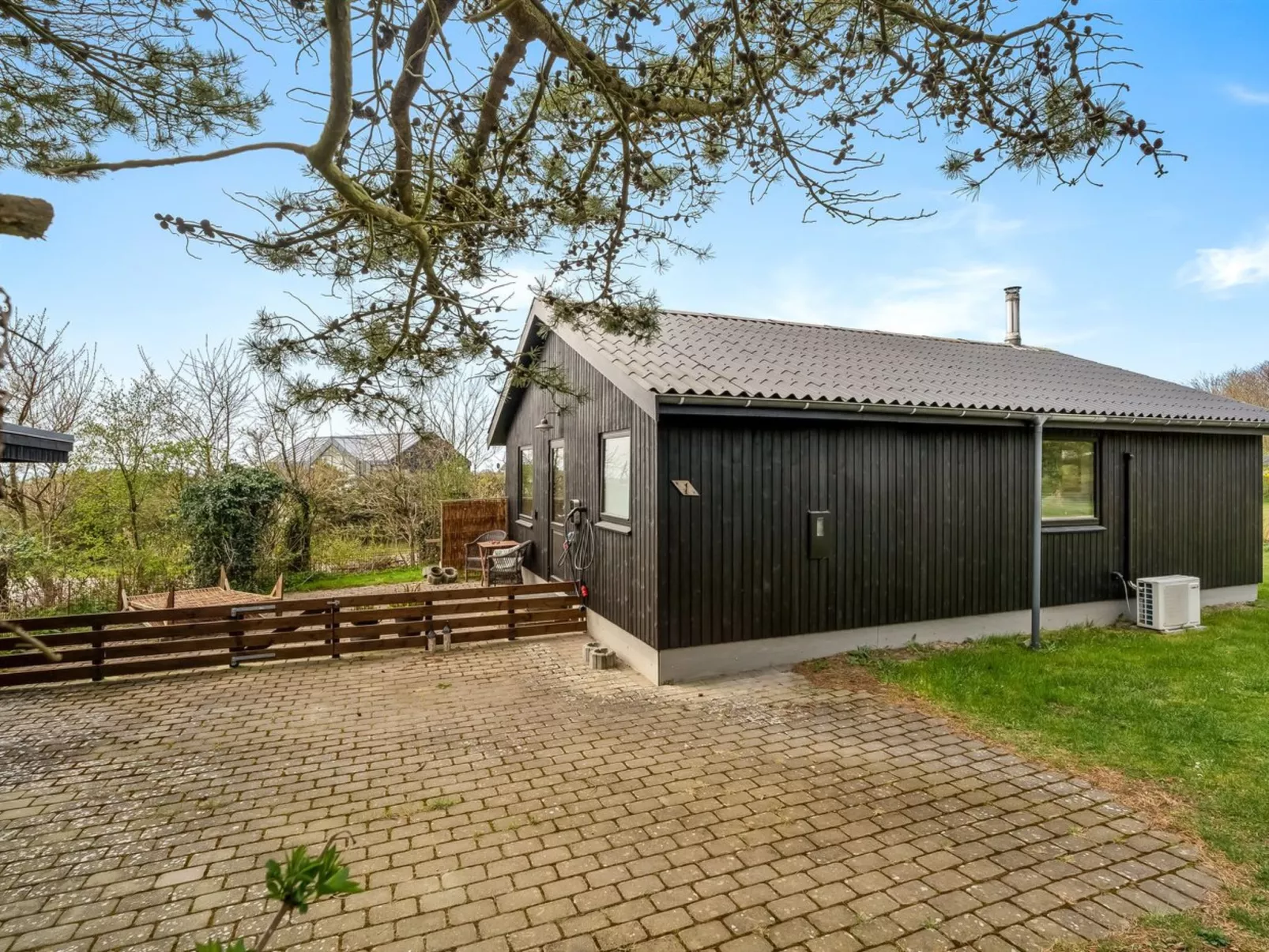 "Lenya" - 300m to the fjord-Outside