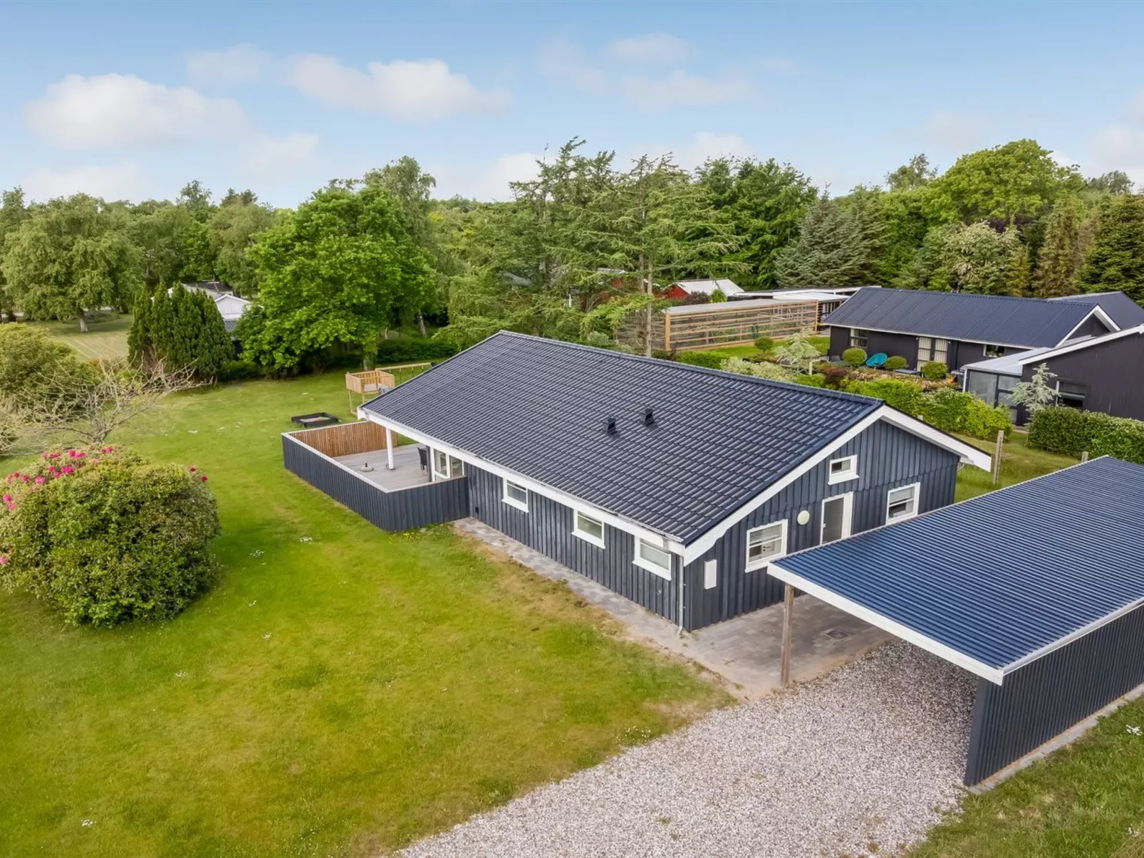 "Ebertine" - 740m to the fjord-Outside