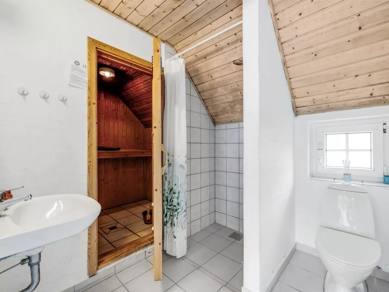 "Ulf" - 2km from the sea-Drinnen