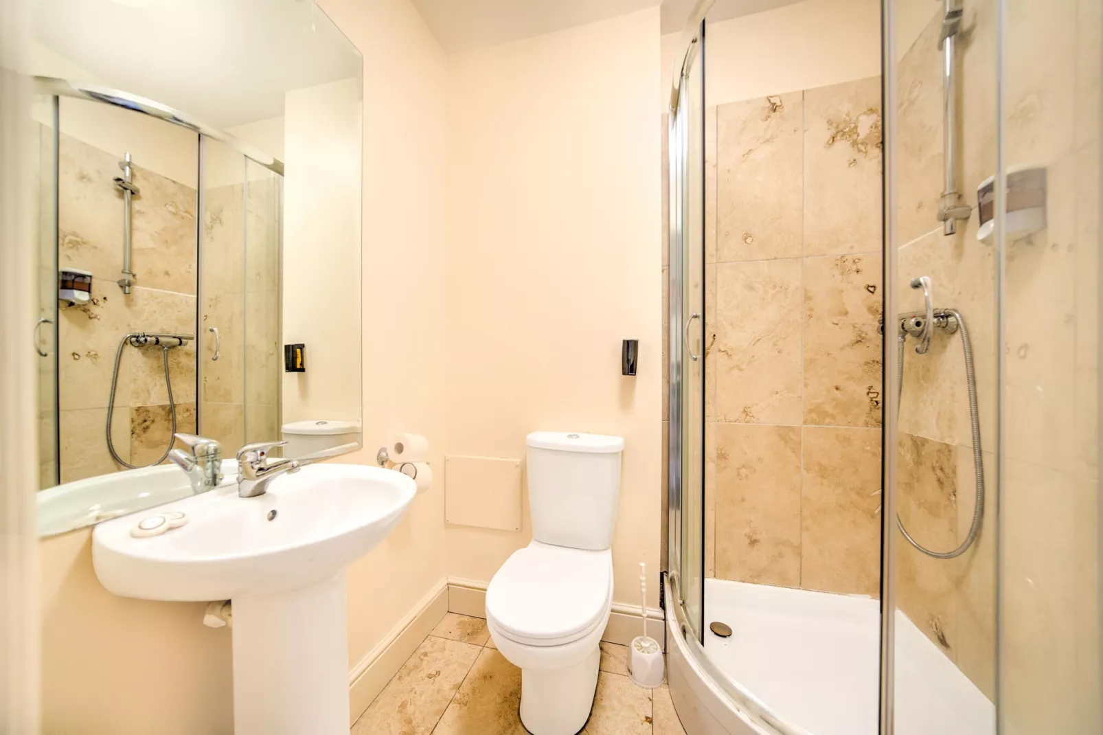 GO2 Gloucester Hotel by OYO  Twin Room-Badezimmer