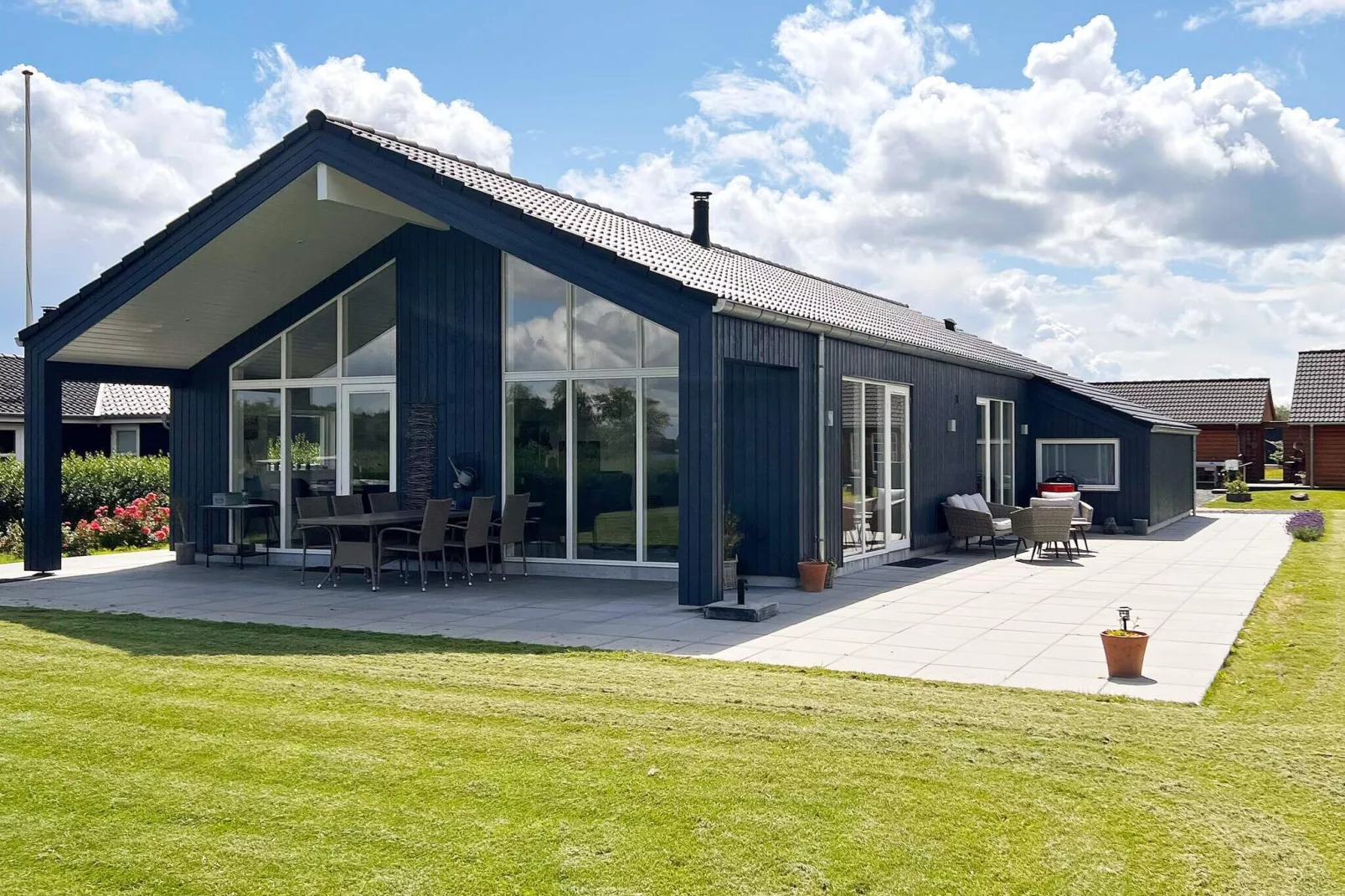 Stylish Lakeview Retreat-By Traum