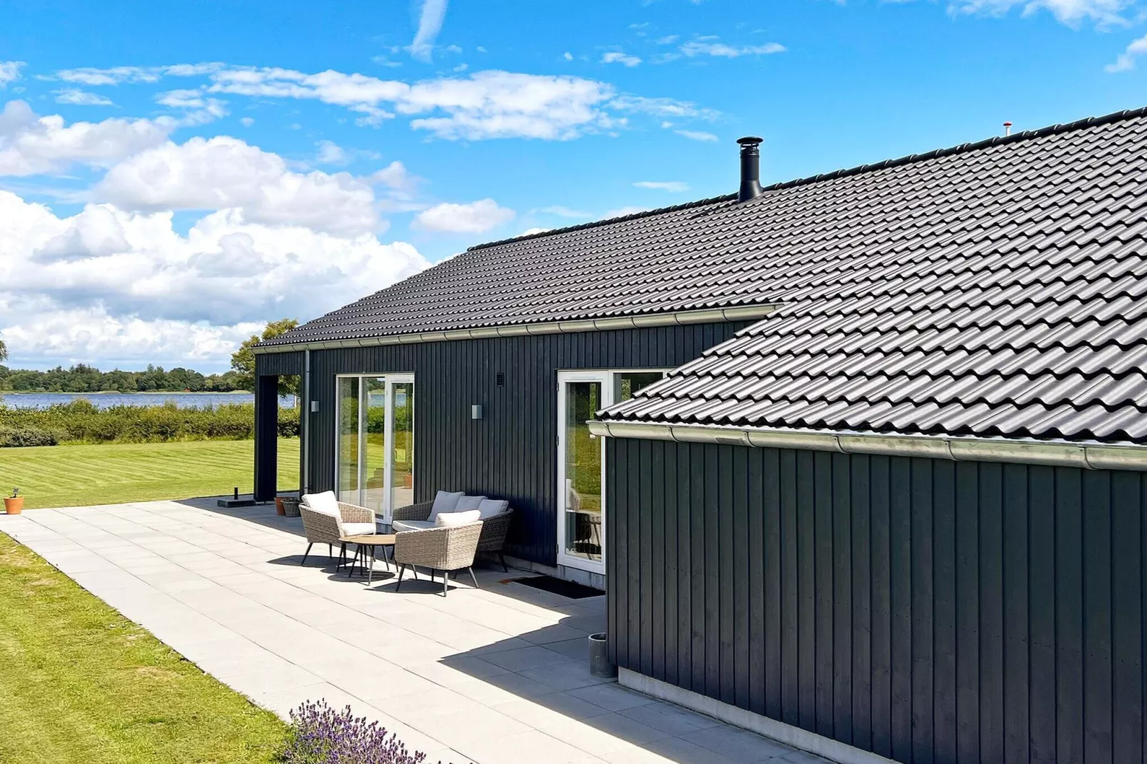 Stylish Lakeview Retreat-By Traum-Outdoor