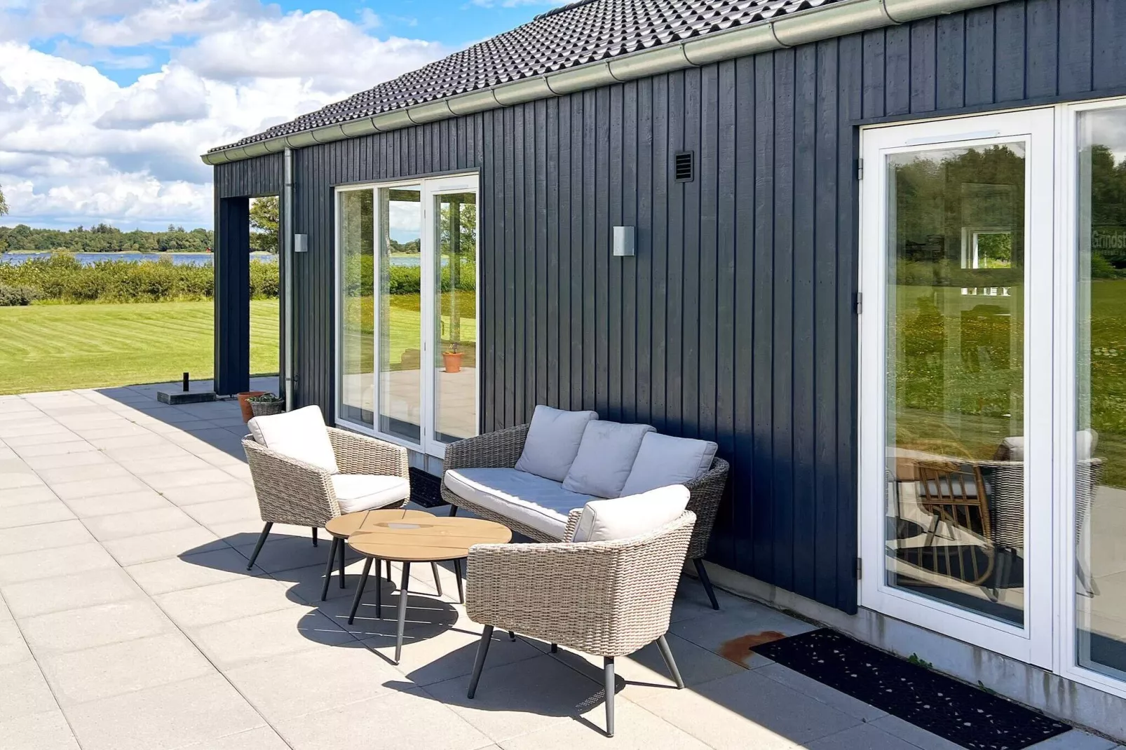 Stylish Lakeview Retreat-By Traum-Water view