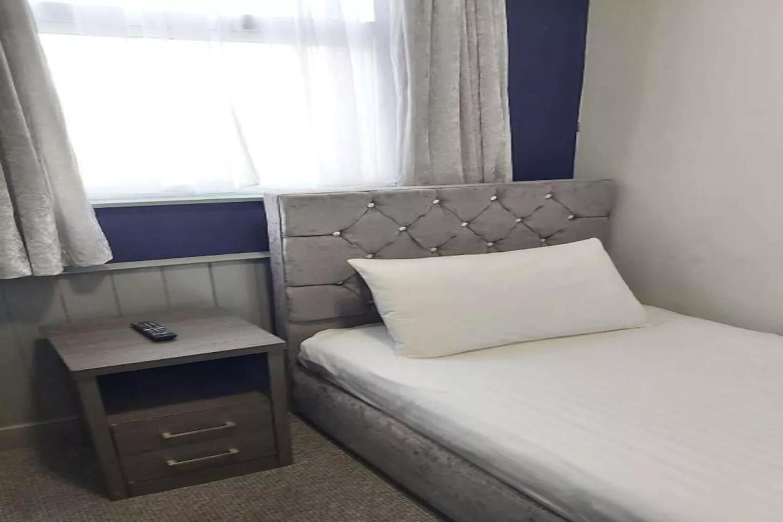 EN_SES015_Standard Single Room-Schlafzimmer