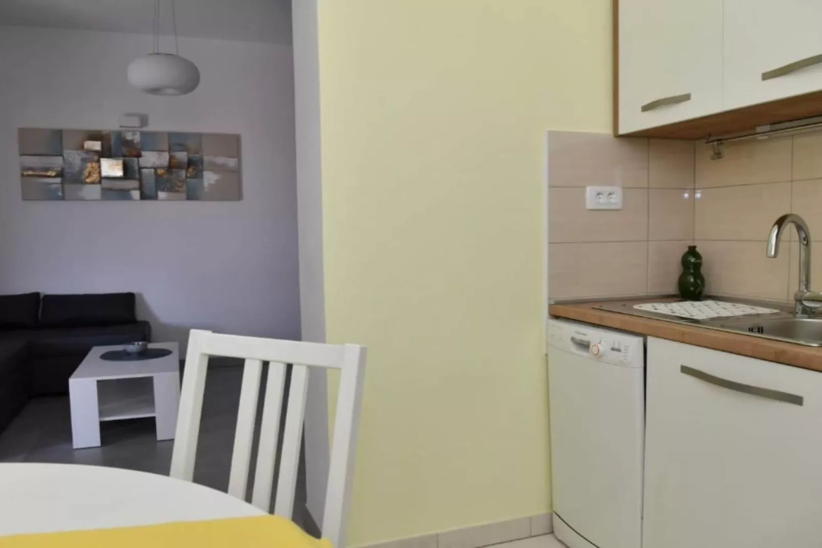 Two Bedroom Apartment with Balcony &  Garden View-Cuisine