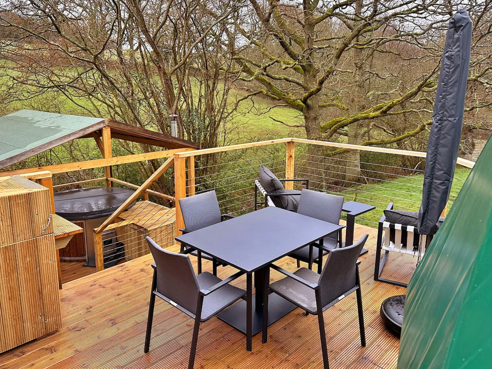 Ashdown Luxury Dome-Draußen