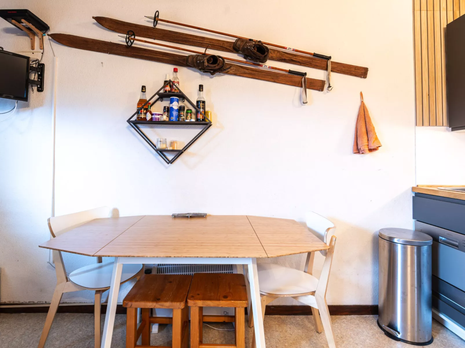 P. LES ESSERTS-Inside