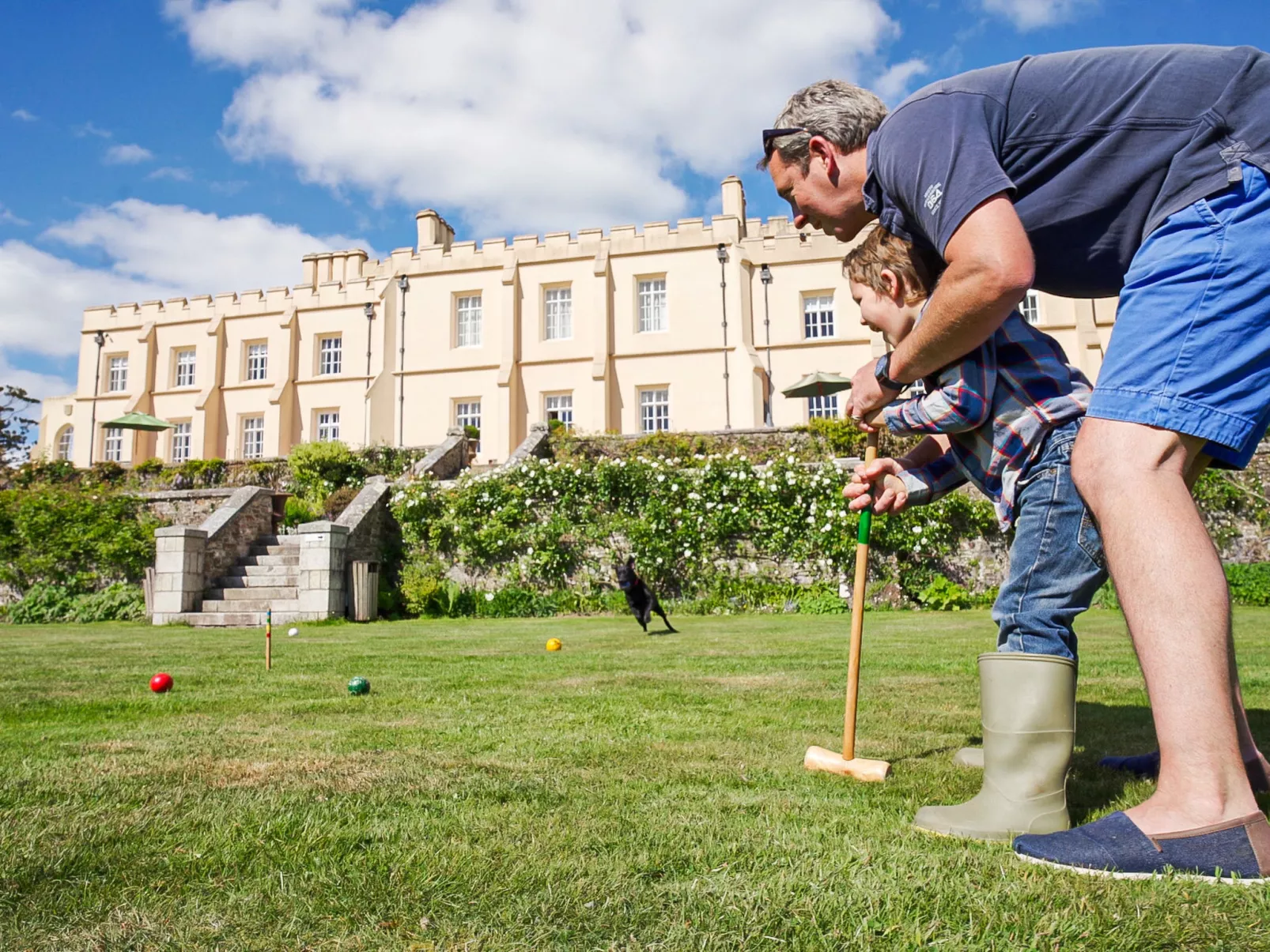 Historic Castle on River Tamar-Draußen