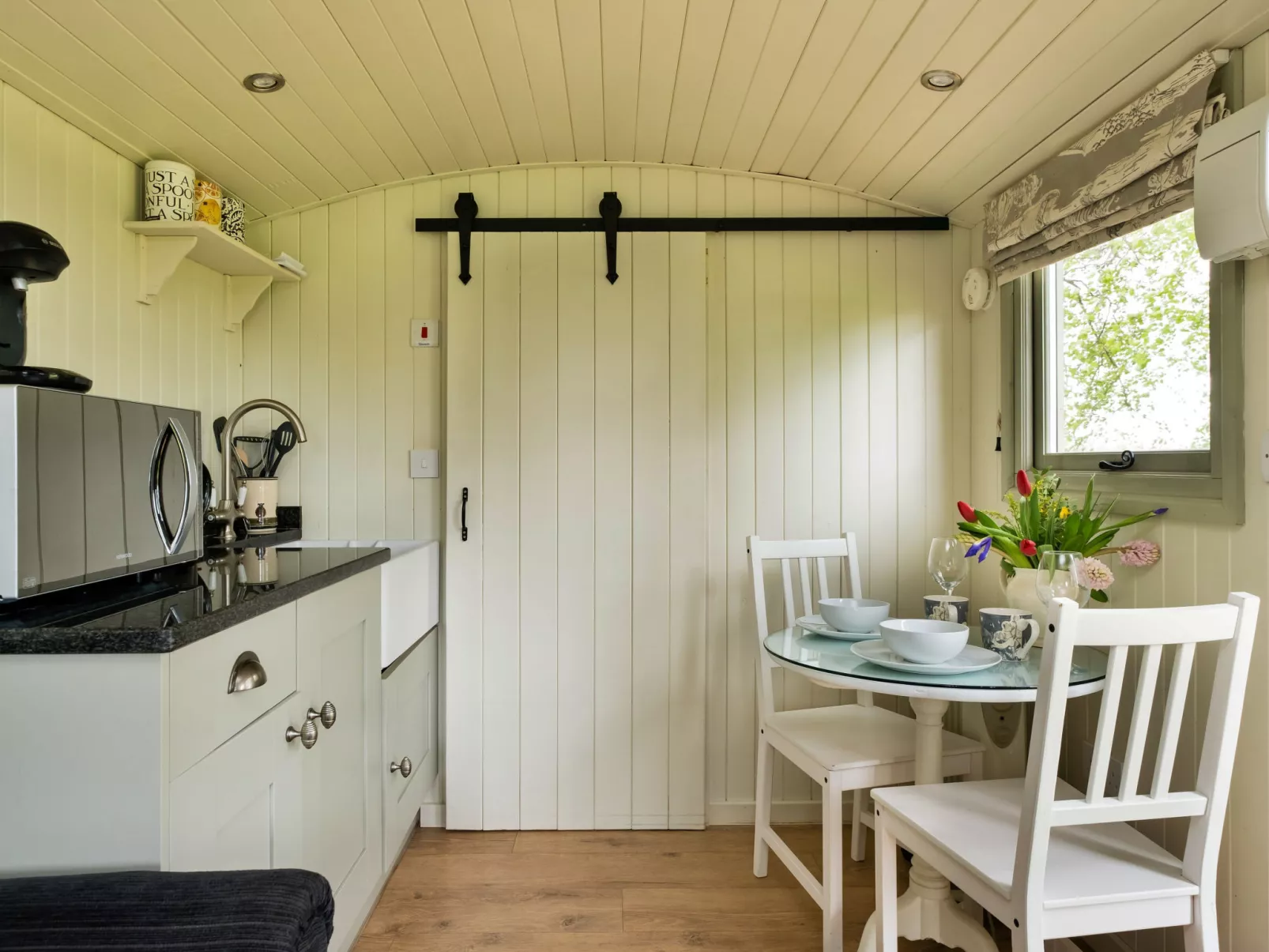 Hay and Hedgerow Glamping-Dedans