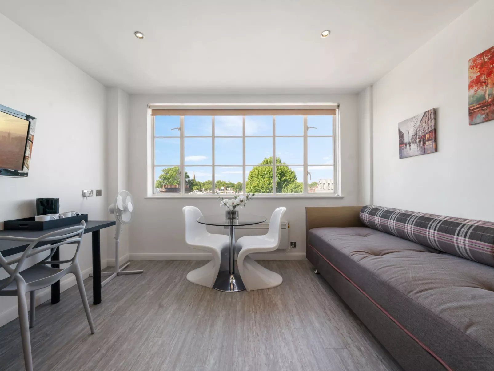 Roland House - Two Bedroom A-Dedans