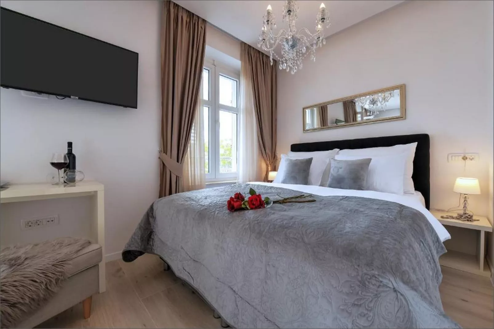 Deluxe Double Room with Balcony and Sea View (1)-Bedroom