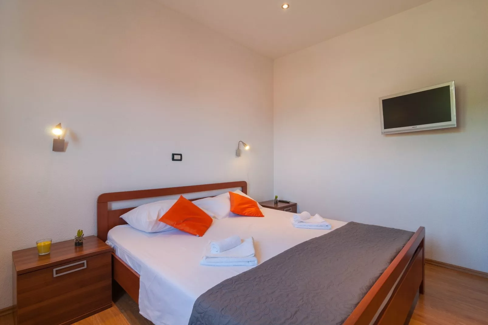 Five-Bedroom Home-Schlafzimmer