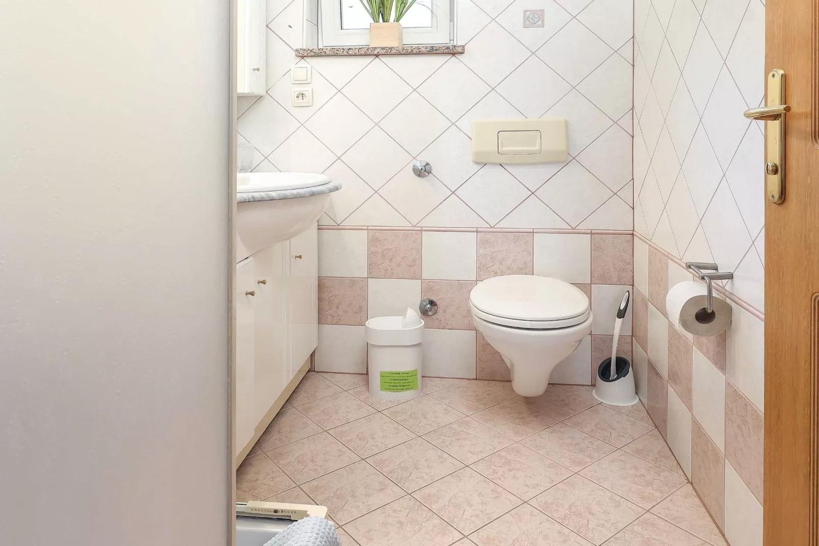 Peaceful Nature Retreat Near Krk Town with BBQ and Parking - Standard Two Bedroom Apartment-Badezimmer