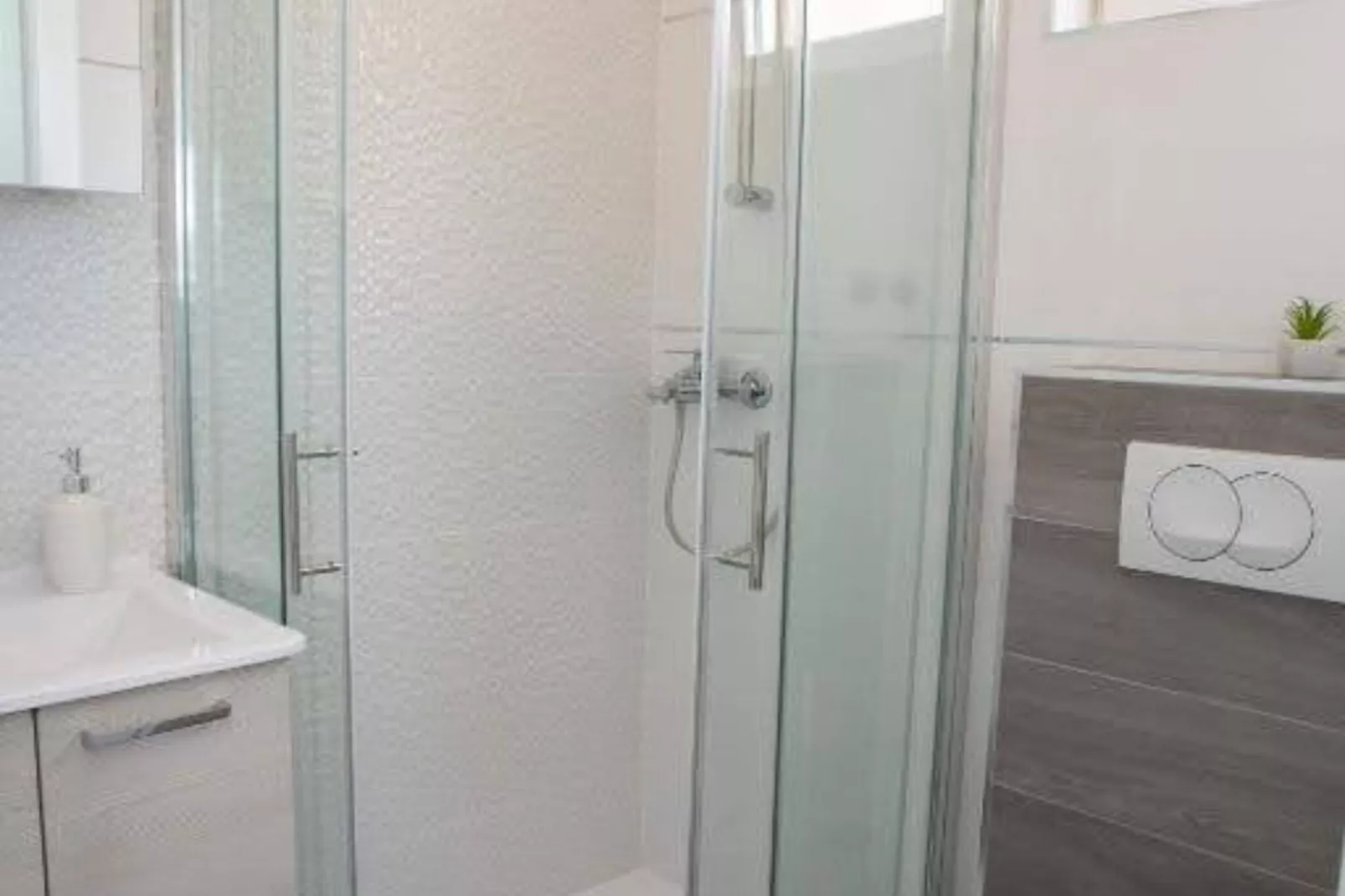 One-Bedroom Deluxe City View Apartment-Bathroom