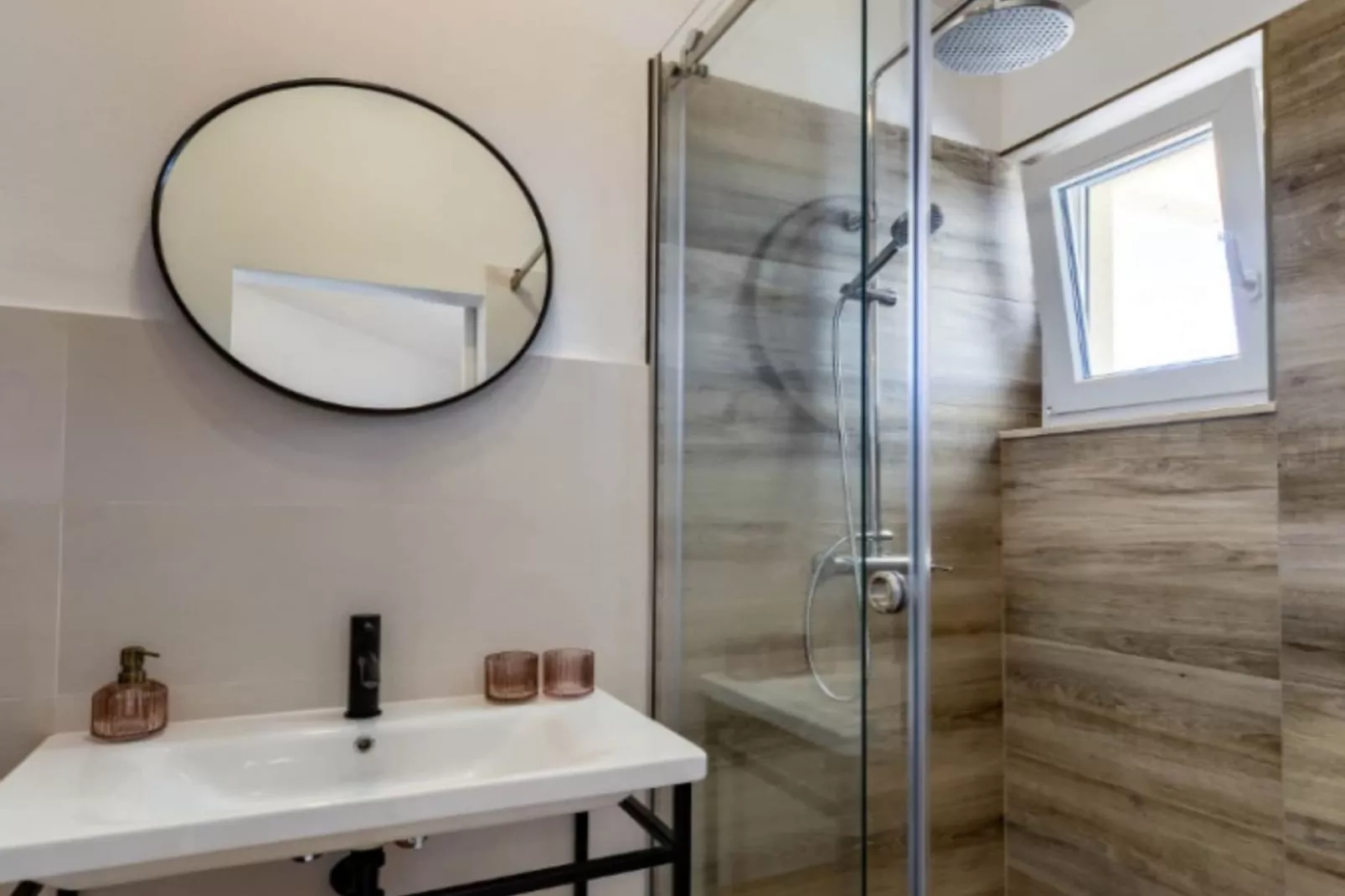 RUSTIC VILLA PEROSA WITH HEATED POOL-Badezimmer