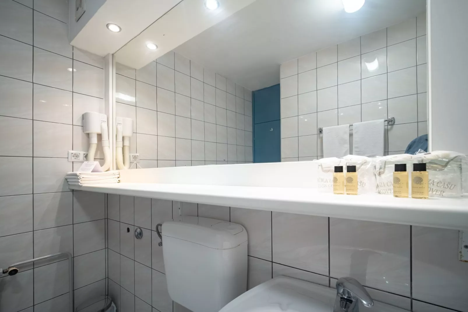 Hotel Issa - Quadruple Room Sea View-Bathroom