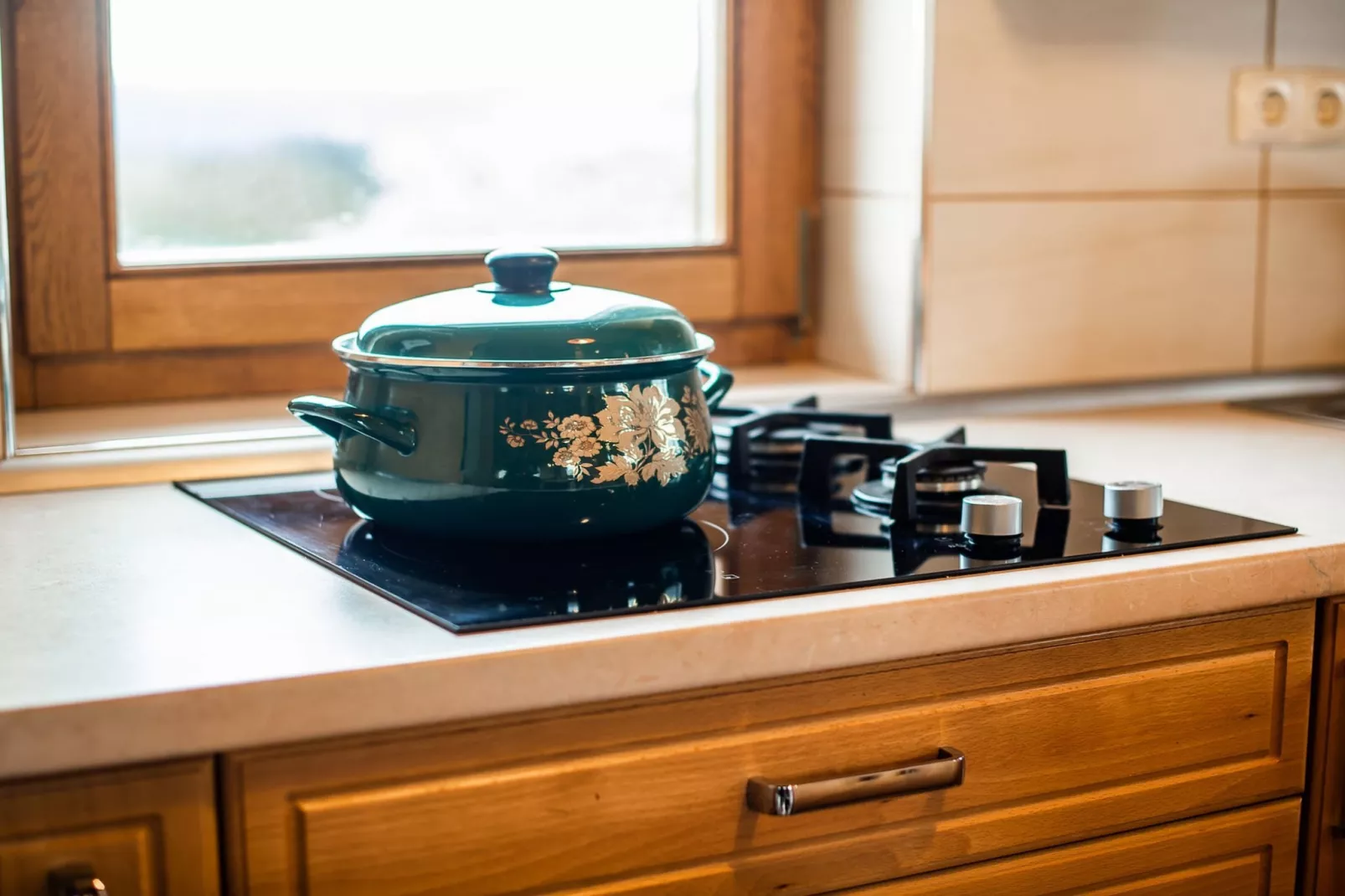 Vivid Hillside Country House with Hot-Tub and Sauna - Two Bedroom Country House-Kitchen