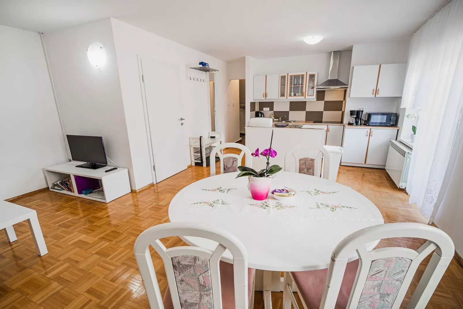 Mountain View Haven Apartments - One Bedroom Apartment  with Balcony-Esszimmer