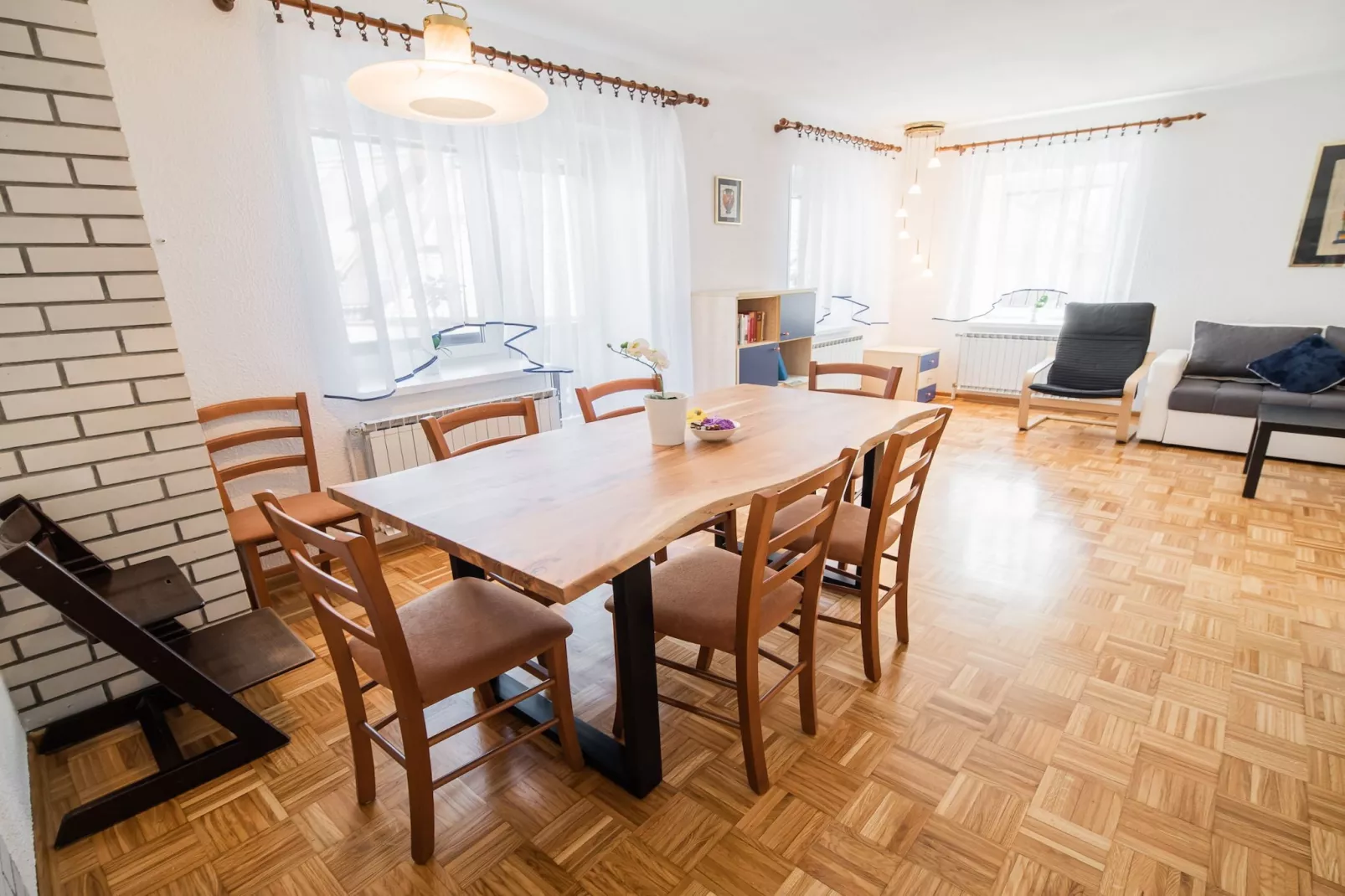 Mountain View Haven Apartments - Two Bedroom Apartment with Balcony-Esszimmer