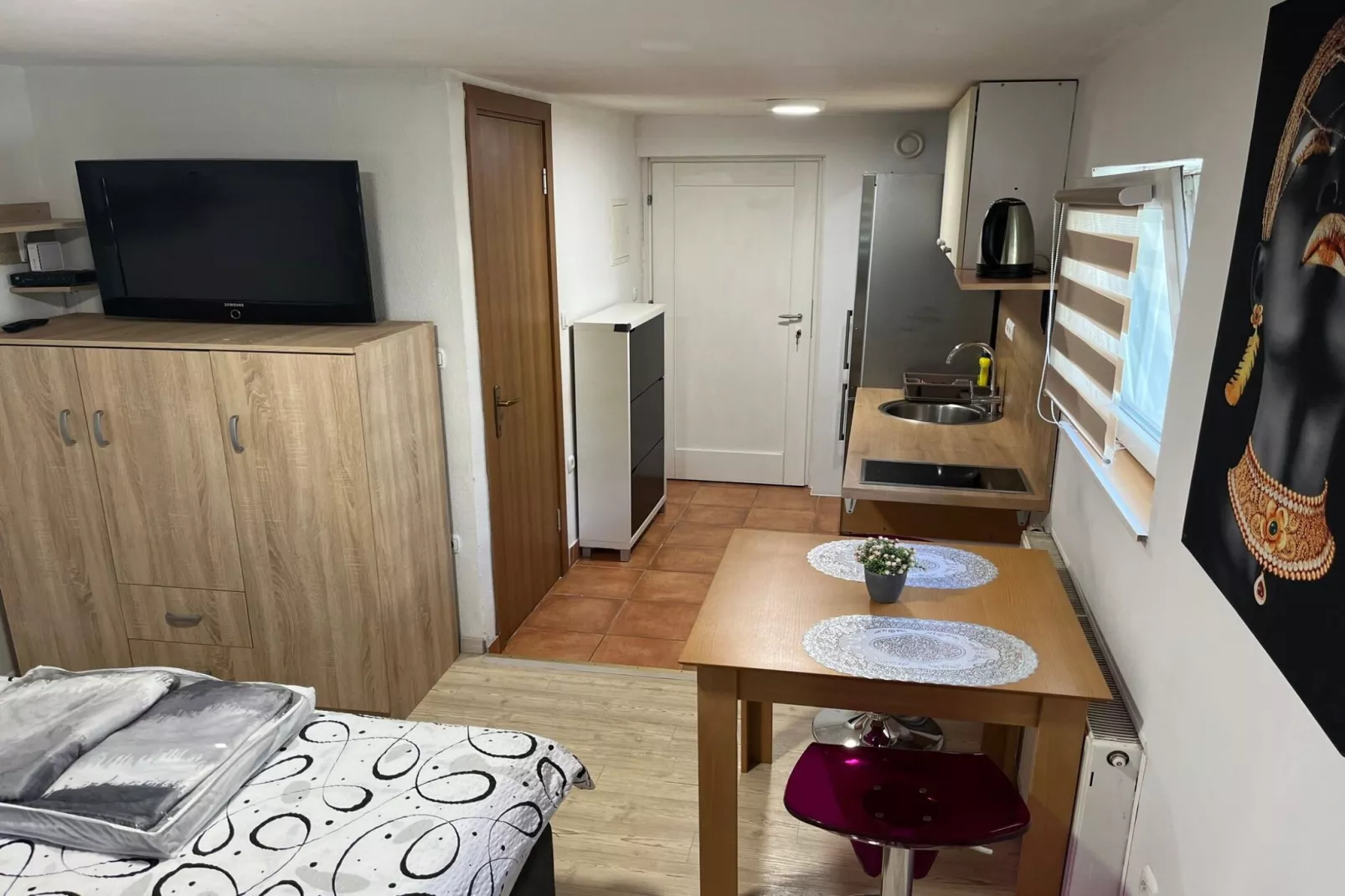 Meadow Tranquil Apartments with Evergreen Garden - Studio Apartment-Bedroom