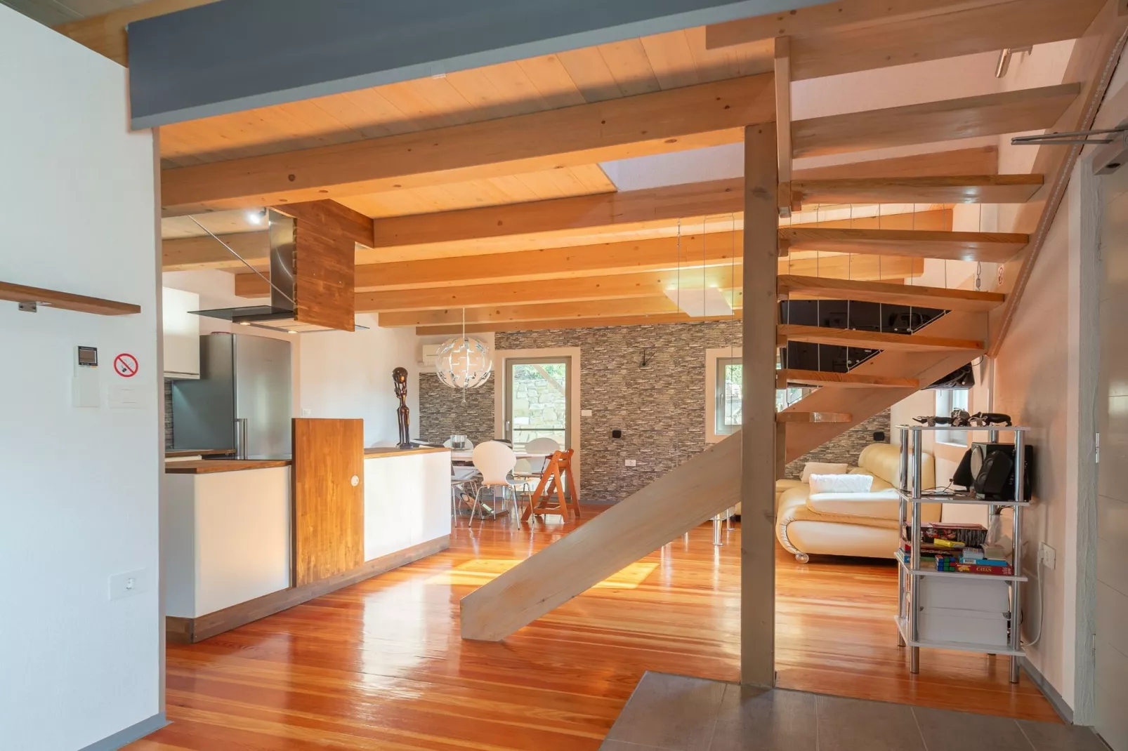 Family-Friendly Serene Retreat Holiday Home - Four Bedroom Holiday Home  with Terrace-Cuisine