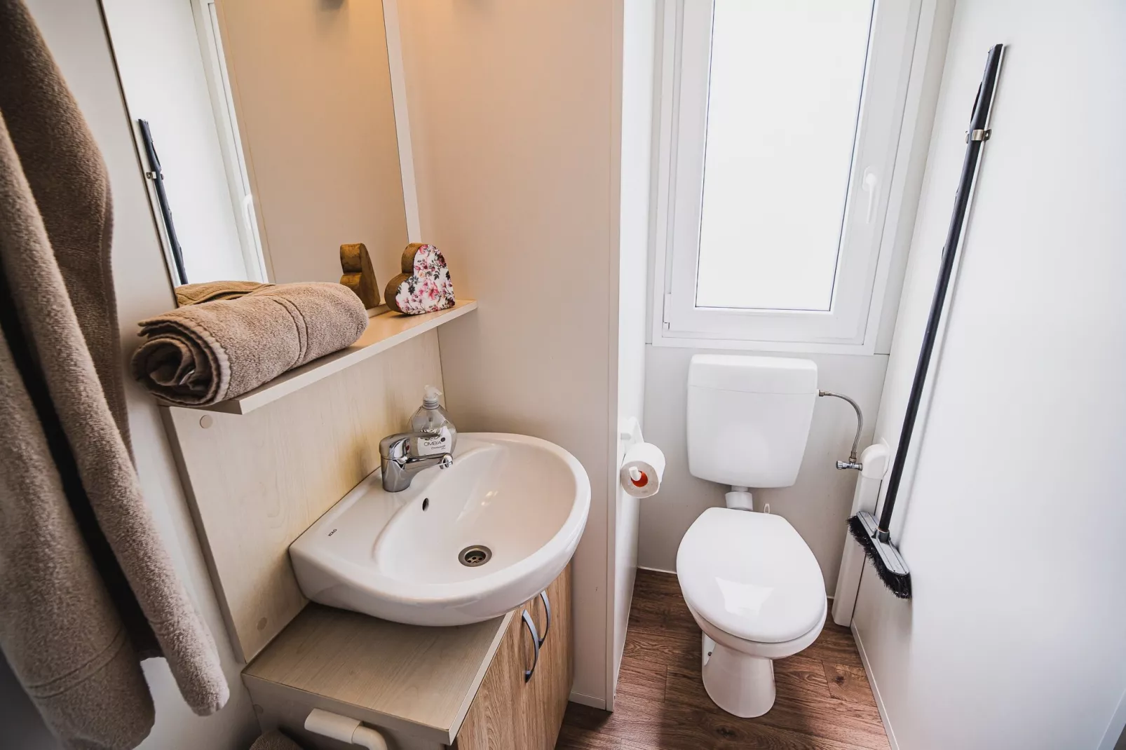 Waterside Retreat Mobile Homes with Thermal Riviera Tickets - One Bedroom Mobile Home with Lake View  (owner 5)-Salle de bain