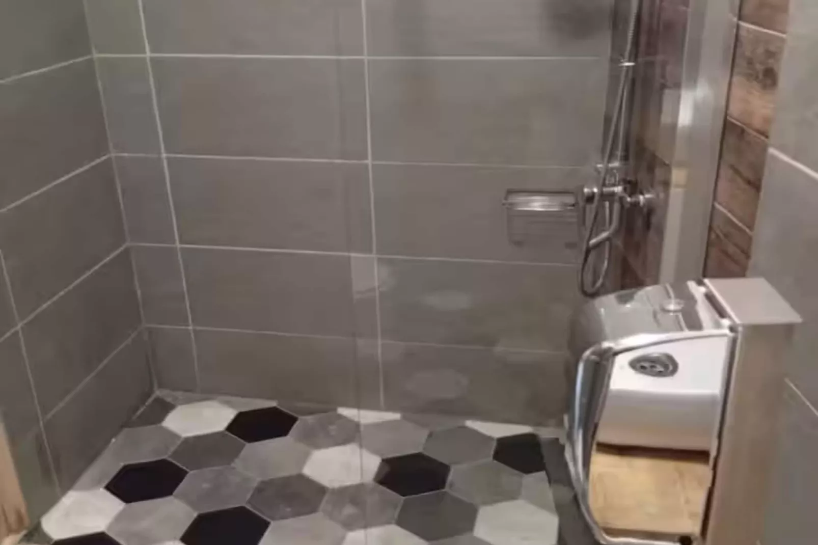 Six-bed room 2-Bathroom