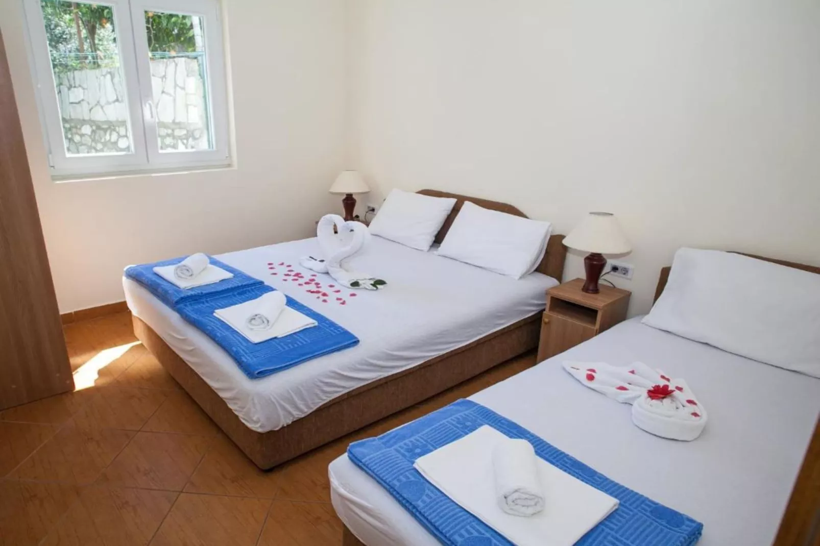 Charming Seaside Escape in Kotor - One Bedroom Apartment with Garden 3-Schlafzimmer