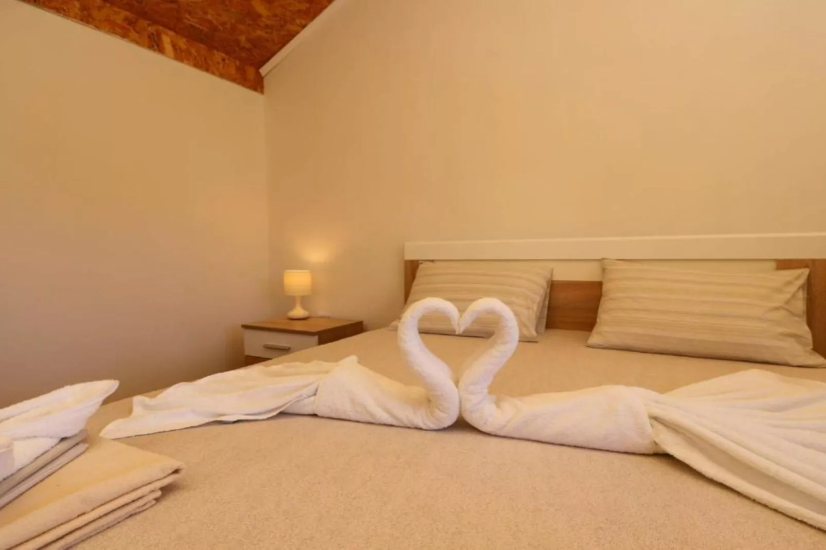 Beachfront Escape – Steps from the Crystal-Clear Sea - One Bedroom Apartment 1-Chambre