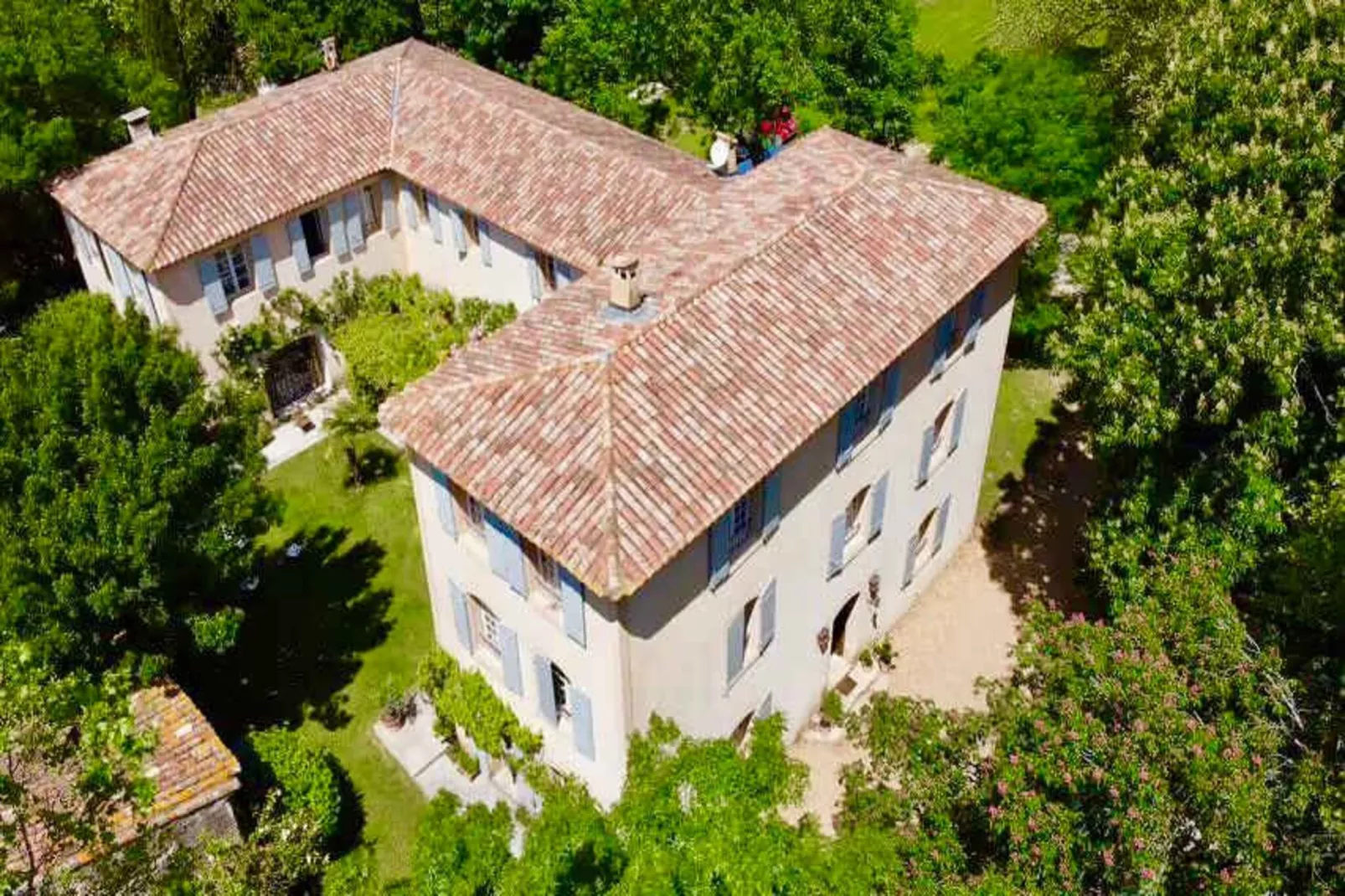 Mas de Corinne-Exterior in summer