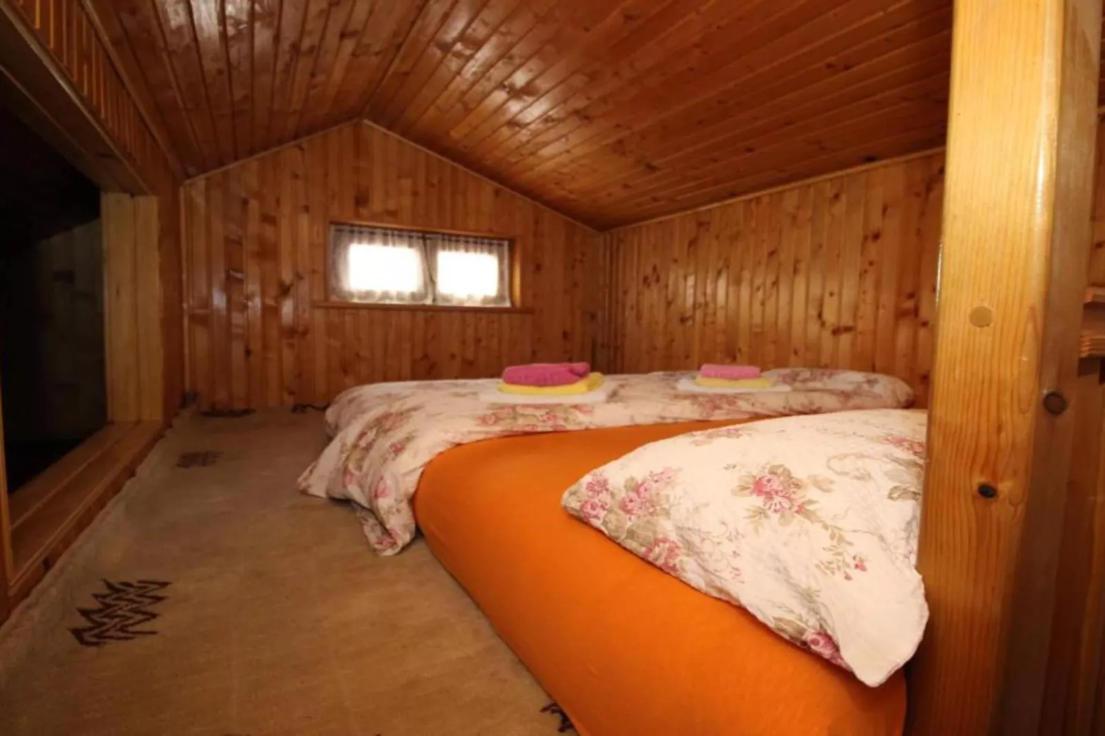 Four bedroom home with river view-Schlafzimmer