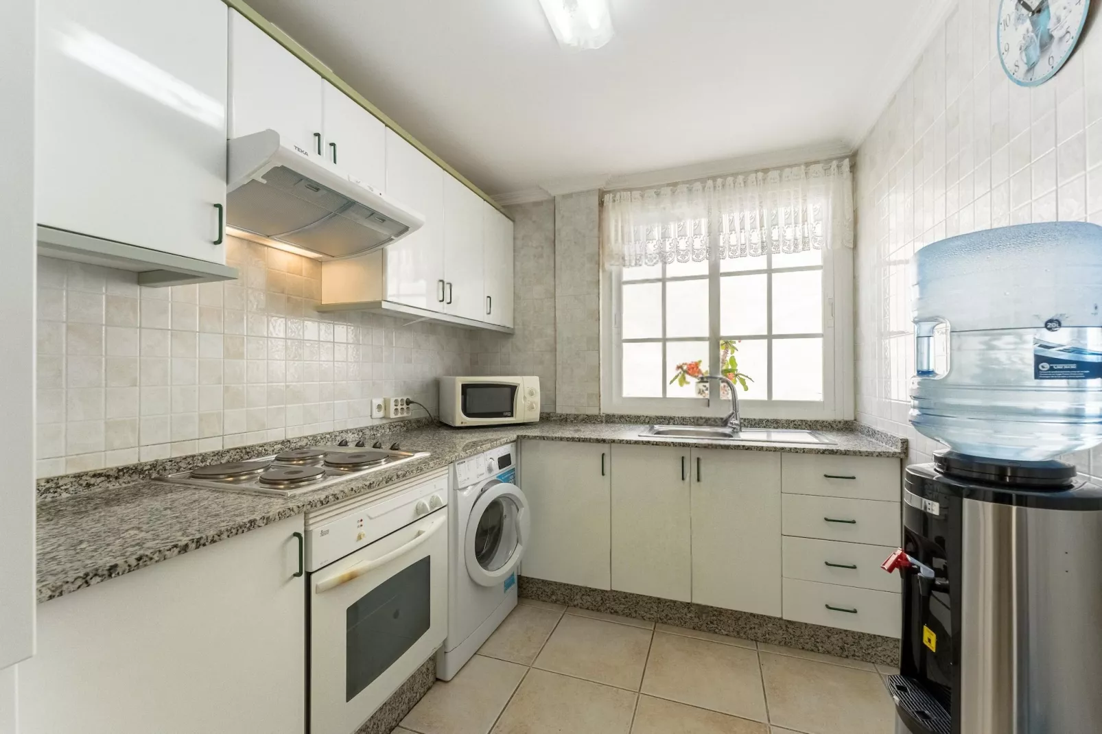 Delfin 14 Vista Jardin 2d-Küche