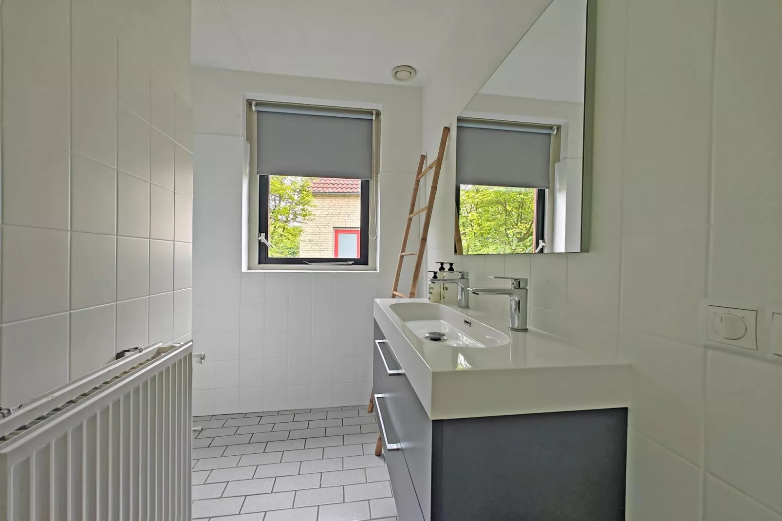 4 - Persons Lakeside Bungalow (copy) (copy)-Badezimmer