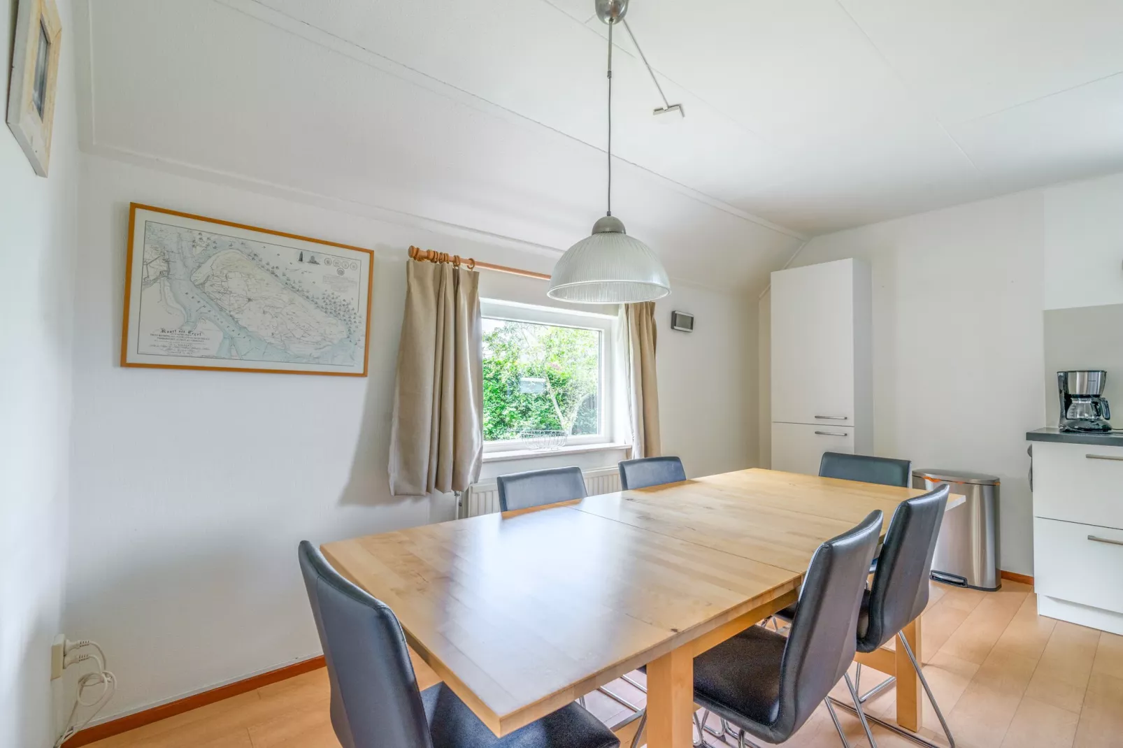 Kamperfoelie 85-Living room