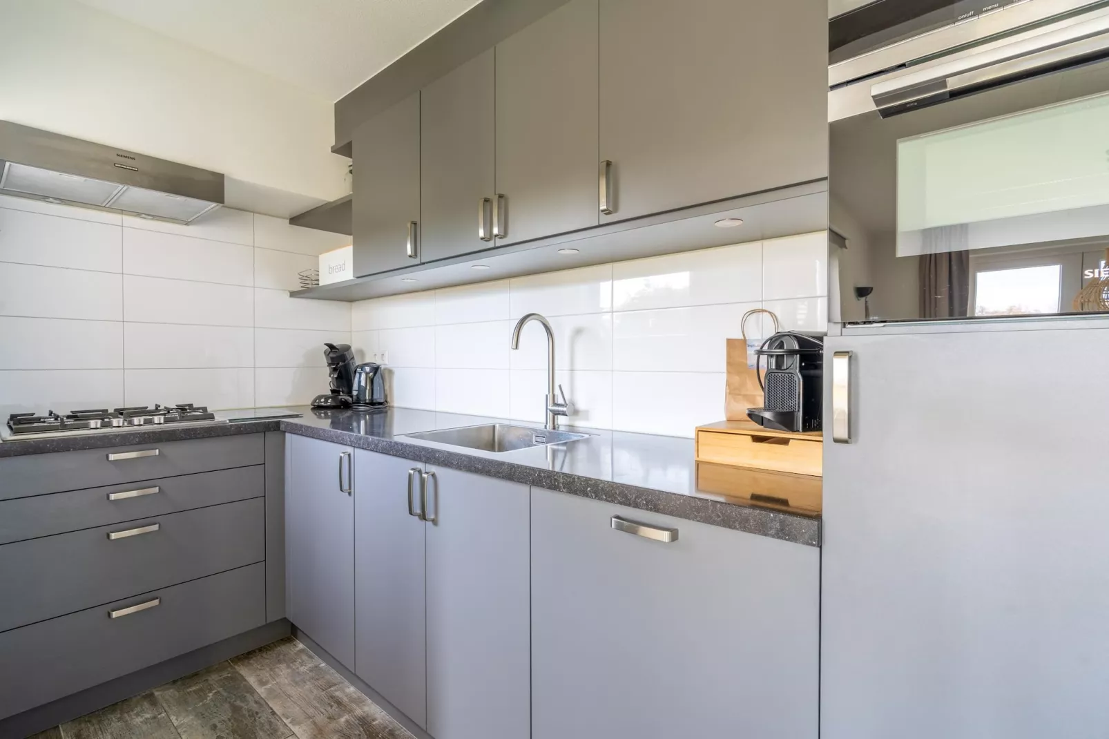 Kamperfoelie 67-Kitchen