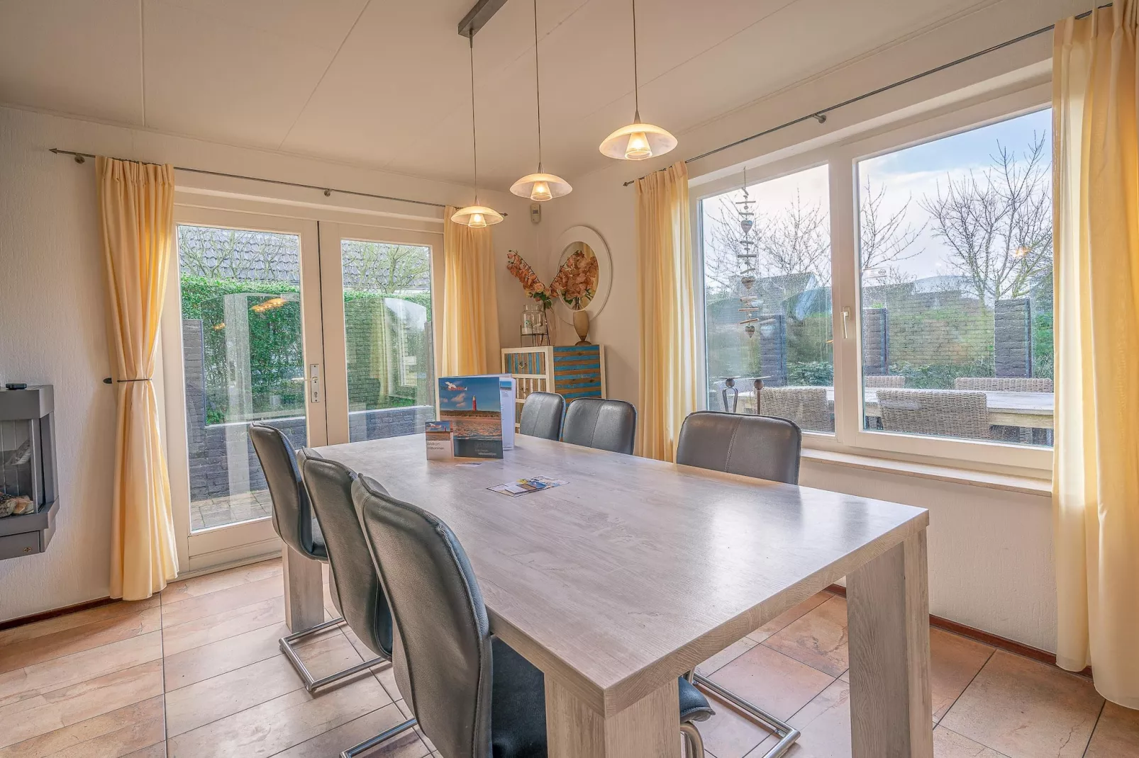 Kamperfoelie 81-Dining room