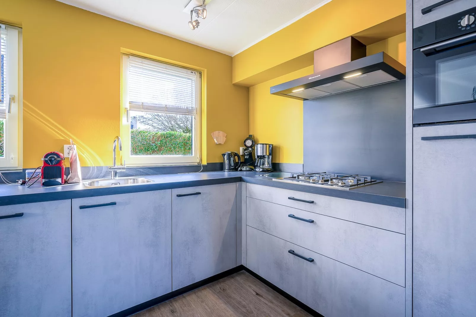 Kamperfoelie 87-Kitchen