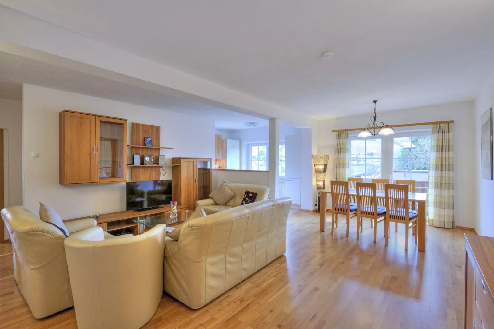 Vicky Apartment Top 8-Salon